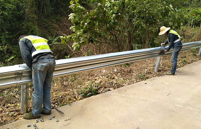 陵水高速公路护栏的定期维护与保养